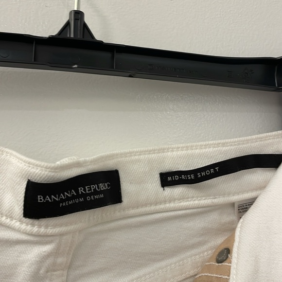 Banana Republic white mid-rise short - Picture 4 of 6